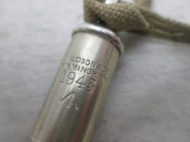British army whistle with original string. Engels leger fluitje met oorlogspijl en datum en het originele kleine canvas draagriempje, wat je bijna nooit ziet.