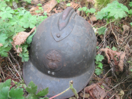 French helmet M1926. Franse helmet casque Adrianne M1926 met origineel 2e model infanterie helm embleem. gebruikt doch nette staat.