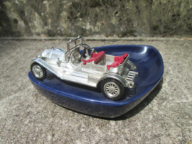 Ashtray with Matchbox car in silver. Asbak met daarop een zilverkleurige Matchbox auto. bijzonder stuk.