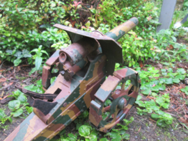 German tin toy canon, Duits blikke nspeelgoed kanon, mimikri geverfd camouflage niet werkend zeer decoratief.