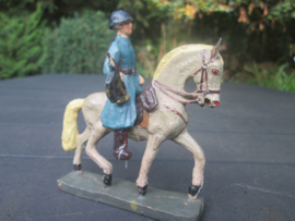 DURSO French eoldier on horse with bugle. Franse soldaat WO1 op paard met bazuin, goede staat