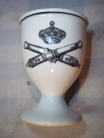 Dutch egg cup with Artillery badge 1930-1940. ei houder Veldartillerie, voor oorlogs Peterus Ragout Maastricht, klein haarscheurtje