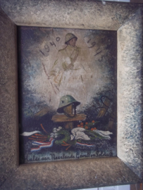 Schilderij, Hulde aan de gevallen Nederlandse soldaat. geschildert op hout met ook geschilderde lijst, naoorlogs productie uit 1945 zeer bijzonder stuk huisvlijt met oog voor detail.
