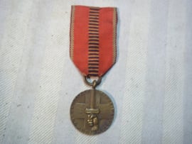 Rumanian service medal also worn by german soldiers. Roemeense service medaille 1941 ook gedragen door Duitse soldaten.