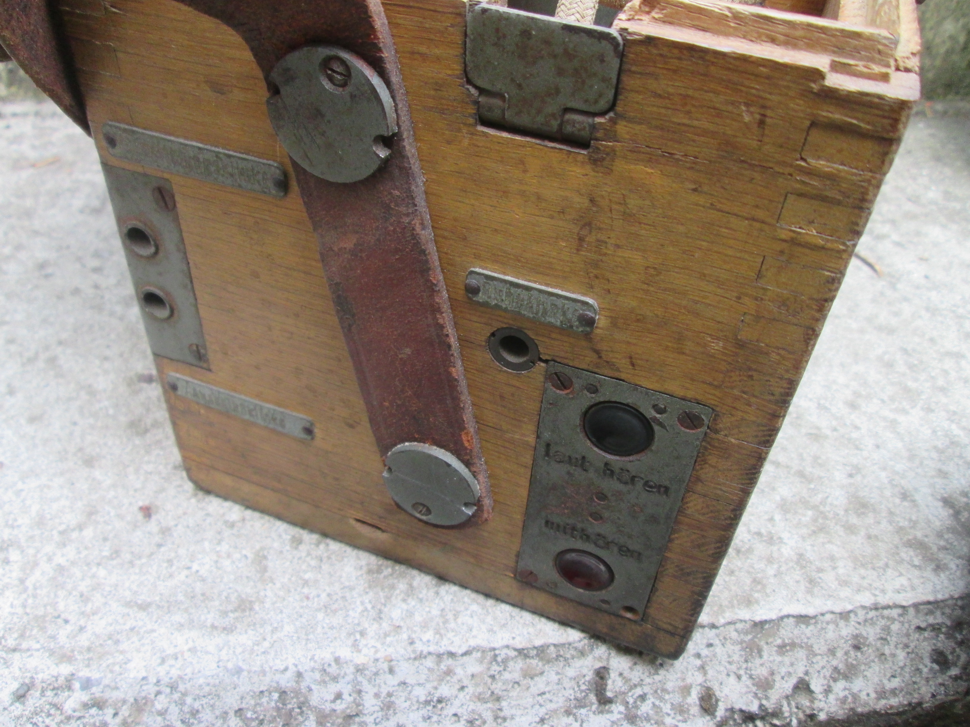 German field telephone Type B 1916. Duitse veldtelefoon in houten kist type B het grote model geheel compleet, mooi gemarkeerd Feldfernsprecher 16, Nederlands leger heeft deze na 1918 ook gebruikt. leuk collectors item.