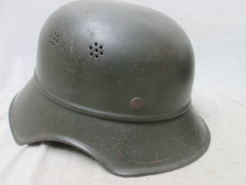 German Gladiator helmet used by VOLKSSTURM and Hitler- Youth. nice Wehrmacht green coloured. Duitse helm Gladiator model legergroen, zoals gebruikt in de einddagen door Volksturm en Hitlerjugend, Groene helmen zijn vrij zeldzaam.