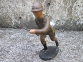 ELASTOLIN Belgium soldier attacking. Belgische soldaat in de aanval.