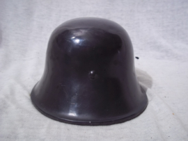 Duitse miniatuur helm Model 1916, zeer bijzonder is het formaat  15 bij 11 bij 9 cm. Dit is vrij groot, maar daarom is het ook een bijzonder press-papier. Zeldzaam stuk.