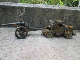 German Tippco Military truck with canon. The canon is in working order, Duitse vrachtwagen wehrmacht camouflage met kanon zeer apart en in een goede staat. alles werkend.