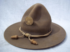 US Campaign hat with 5 stitches WW1 with badge, (made in Britain). Amerikaanse manschappen hoed met nationaal Amerikaans embleem. Typisch zijn de 5 stiknaden langs de rand van de hoed.