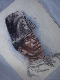 Originele krijttekening van een ABBL Force Publique soldaat. Een inheemse soldaat uit de Belgische Congo, zeer nette tekening van een soort waskrijt. ingelijst om beschadigingen te voorkomen 42 bij 52 cm.