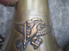 German HJ Hitler/ Youth bugle little damage on front badge. Duitse bazuin signaalhoorn Hitler/ Jugend met adelaar gedeeltelijk gedenazificeerd, maar nog duidelijk zichtbaar Hess Instrumenten.