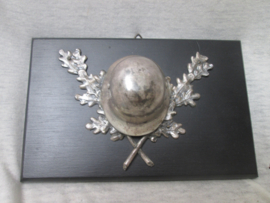 German plaque with oak leaves and steel helmet. Duitse plaquette, met Duitse helm omringd door eikenbladeren. zeer decoratief stuk. Op de helm zijn de decals duidelijk te zien.