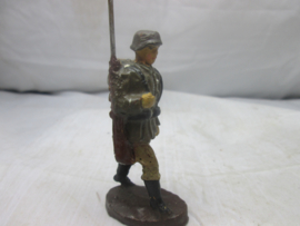 ELASTOLIN German marching soldier. Marcherende Duitse soldaat