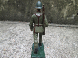 DURSO Dutch soldier marching. Nederlandse marinier die marcheert, goede staat.