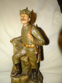 Statue Austrian soldier, Beeld Oostenrijkse soldaat biscuit perfekte staat gesigneerd, ZELDZAAM, mooi gesigneerd,er zijn ook andere afbeeldingen bekend, maar de soldaat met pickelhaube is toch wel zeer aantrekkelijk.