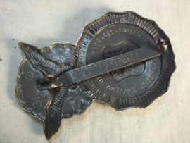 USAF police badge with number, pin is missing. Borstembleem USAF police met embleem zonder speld.