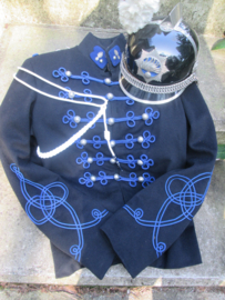 Dutch ceremonial uniform and helmet of the Rijkspolitie- ere-escorte. Uniform en helm van de Nederlandse Rijkspolitie Ere- Escorte.