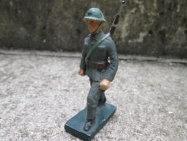 DURSO Dutch soldier, Nederlandse soldaat marcheert met geweer. goede staat.