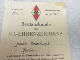 German HJ Ehrenzeichens award, numbered. Duitse oorkonde van het Hitler- Jugend Ehrenzeichen genummerd, bijzonder document ondertekend door Artur Axmann - 1932 met goud omranding.