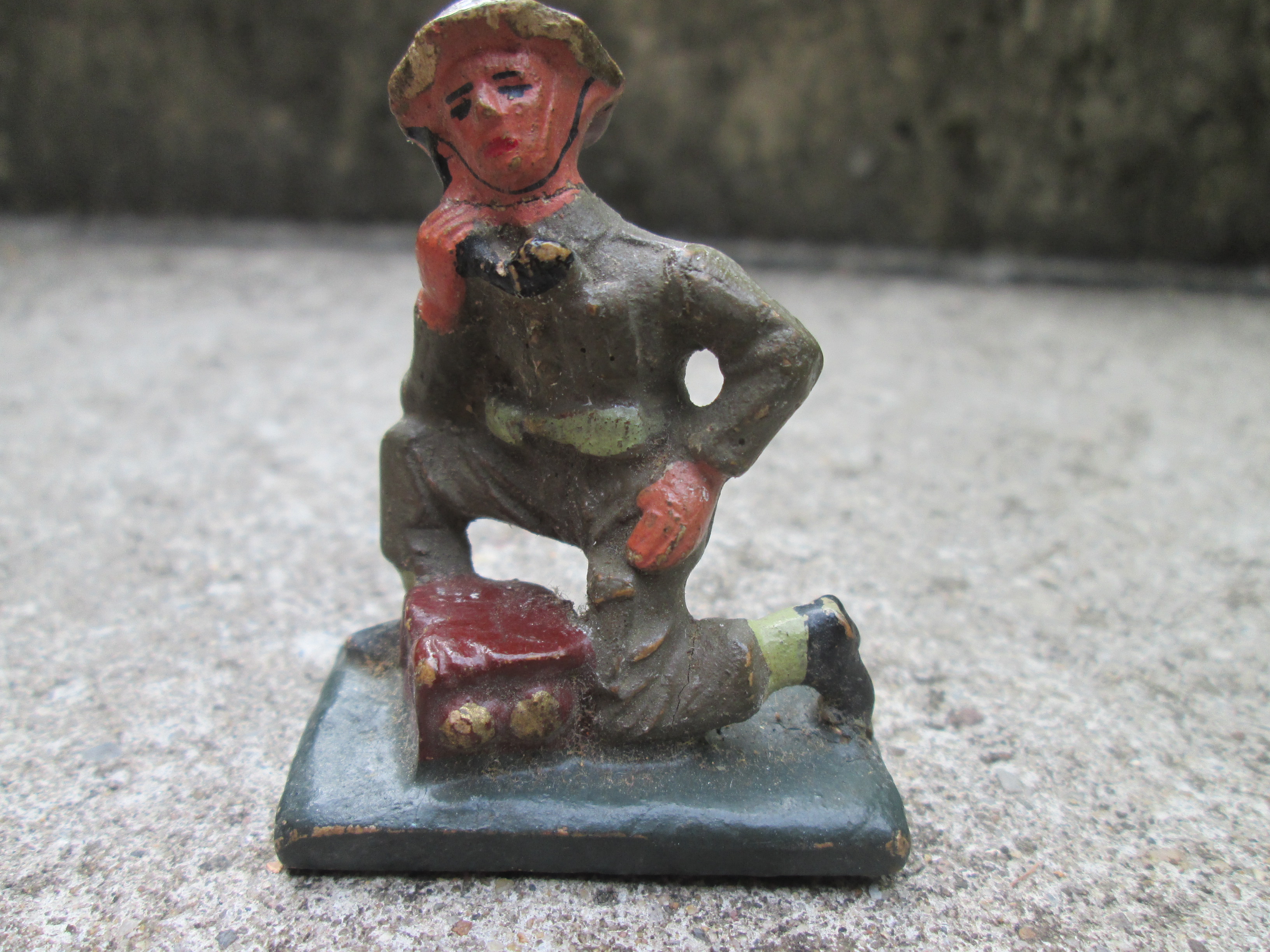 DURSO British soldier with telephone. Engelse soldaat met veld telefoon.