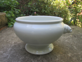 German soup tureen with Air Force eagle. Duitse soep terrine met Luftwaffe adelaar, gebruikte staat. Bavaria 1942.