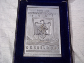 German sporting plaque in case. Duitse penning in doos.6 bij 8,5 cm. Deutsche Schwimmmeisterschaften 1937 Düsseldorf. Zweite in der Staffelmeisterschaft 3 x 100m.  Kraulschwimmen. deksel van doosje is los.