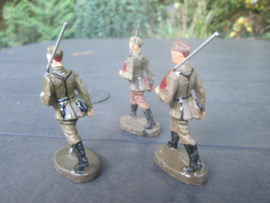 ELASTOLIN 3 marching German soldiers. 3 marcherende Duitse soldaten.