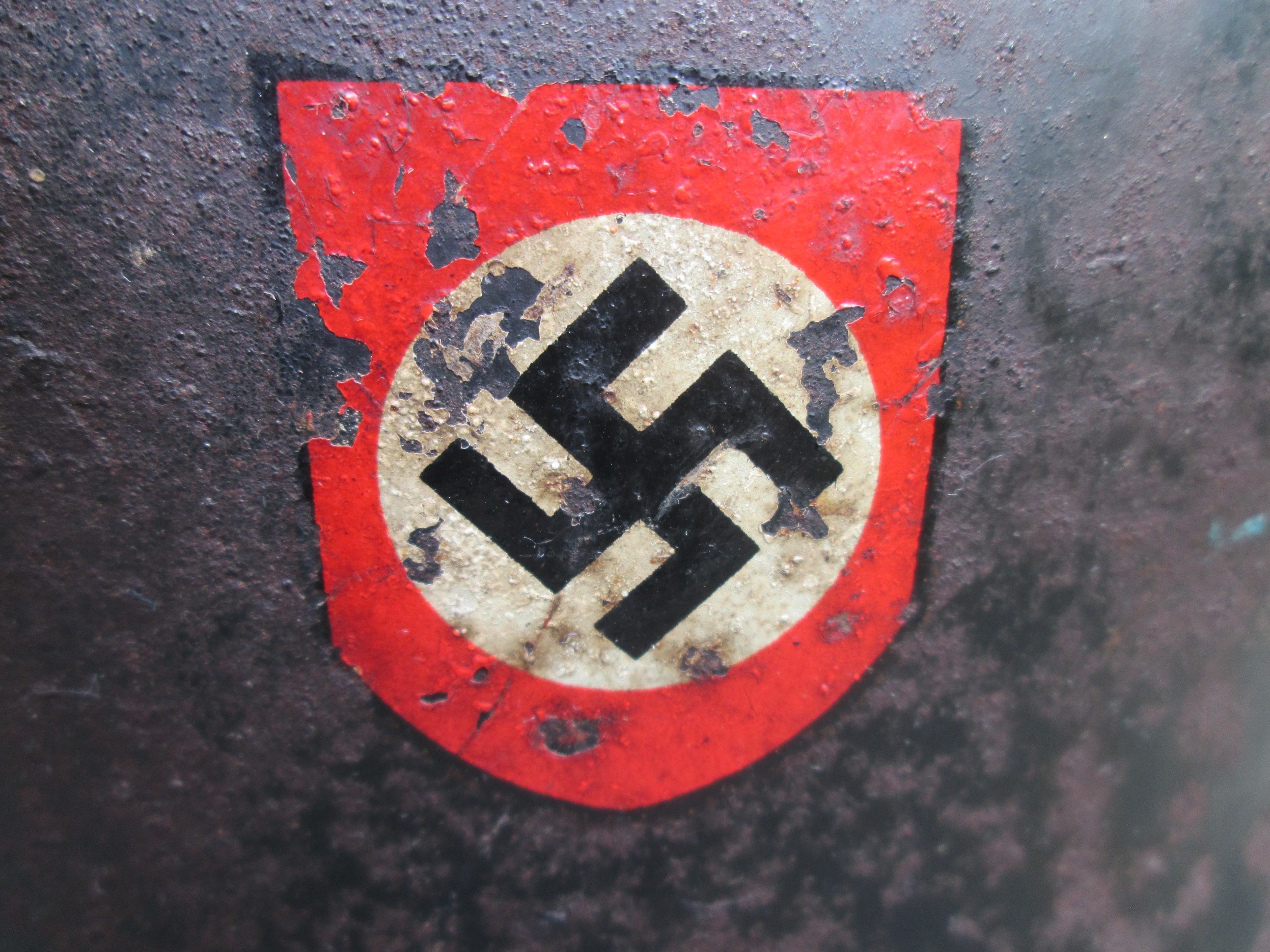 German Police helmet with double decal. REVERSE DECAL, it makes the helmet a rare item. Duitse politie helm met dubbele decal welke omgedraaid zijn dit gebeurde niet vaak, maar er zijn helmen bekend die dit hebben dus zeldzamer. 100% origineel.