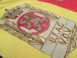 GERESERVEERD Belgium vetrans flag. with flagpole. Belgische veteranen vlag Vereniging van Oudstrijders UFAC/ VOV. 1940/1945 met deelbare stok en vlaggentop decoratief stuk.