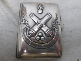 Belgium military silverplated cigarette case. Verzilverde sigaretten etui, met militair motief. Belgische vesting artillerie. DIVISION D'  ARTILLERIE DE BRUXELLES.- 1908. gemaakt door WISKEMANN. zeer bijzonder stuk.