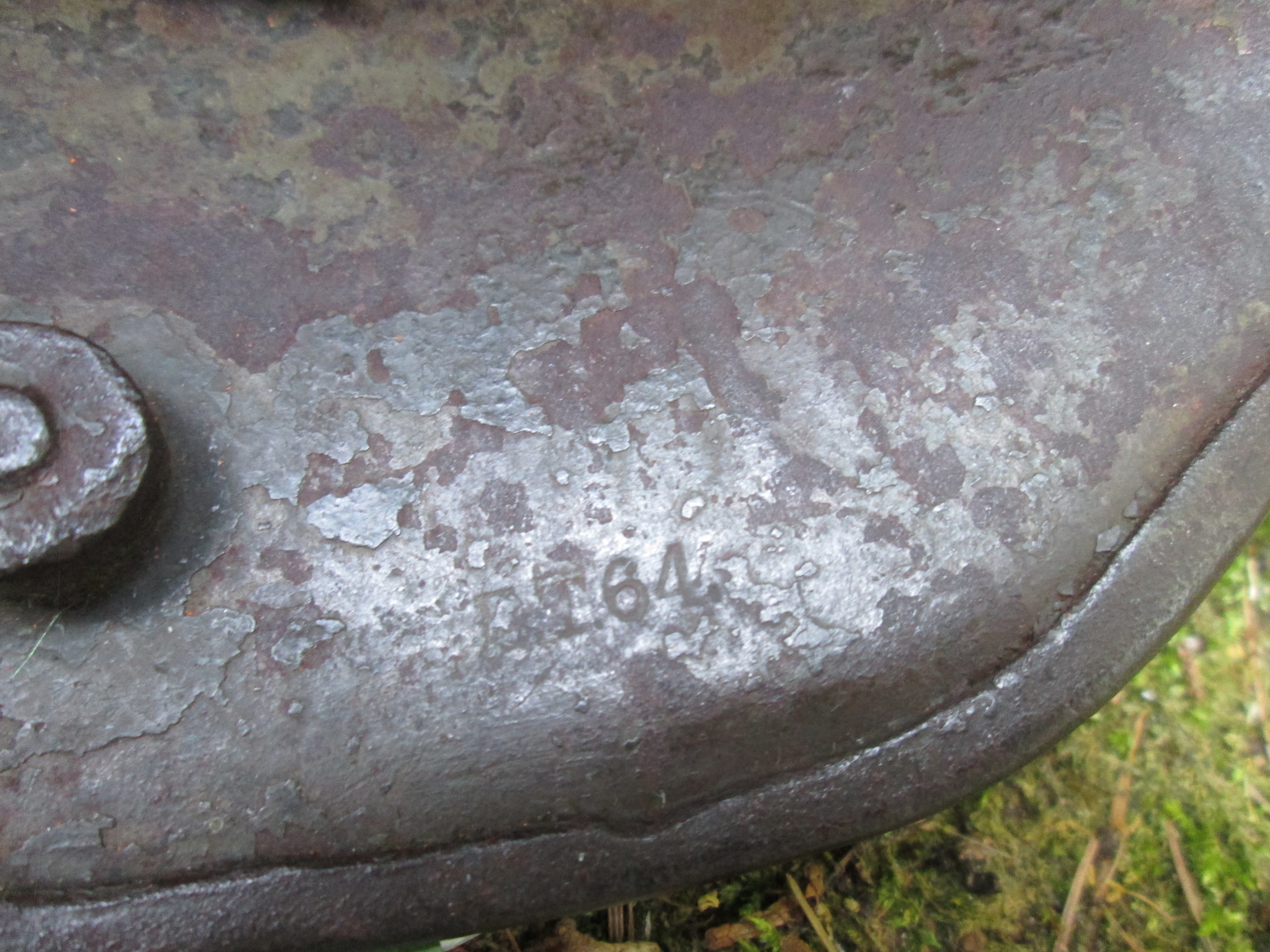 Very rare German Double decal helmet model 1916 with M-1930 innerliner. Duitse dubbele decal Wehrmacht helm M-1916 met origineel M-1930 binnenwerk, zeer bijzonder. mooi herbruikte helm door de Reichswehr, daarna Wehrmacht, zeldzaam stuk.