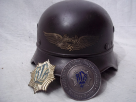 German plaque of the Civil defence. Duitse deur plaquette van de RLB Mitglied des Reichsluftschutzbundes Landesgruppe Berlin, met een blauw geemailleerd RLB vroeg model zware kwaliteit Zeldzaam met emaille.