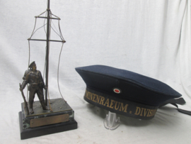 German statue of the Imperial Navy. Duits bronzen beeld van de Keizerlijke Marine, met een matroos van het Seebattalion die aan land gingen als een soort mariniers in China en Afrika. zeer bijzonder met herinneringsplaat datum 11- 11-  1915 Zeldzaam stuk
