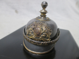 Miniatuur pickelhaube verzilverd en gemerkt, Bayern Artillerie officier, met beweegbare schubbenketting, zeer zeldzaam en bijzonder stuk.