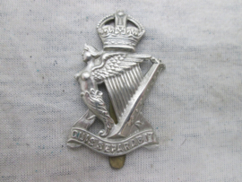 British cap badge Quis Separabit. Nicely marked on pin. Engels petembleem mooi gemarkeerd op de clip.