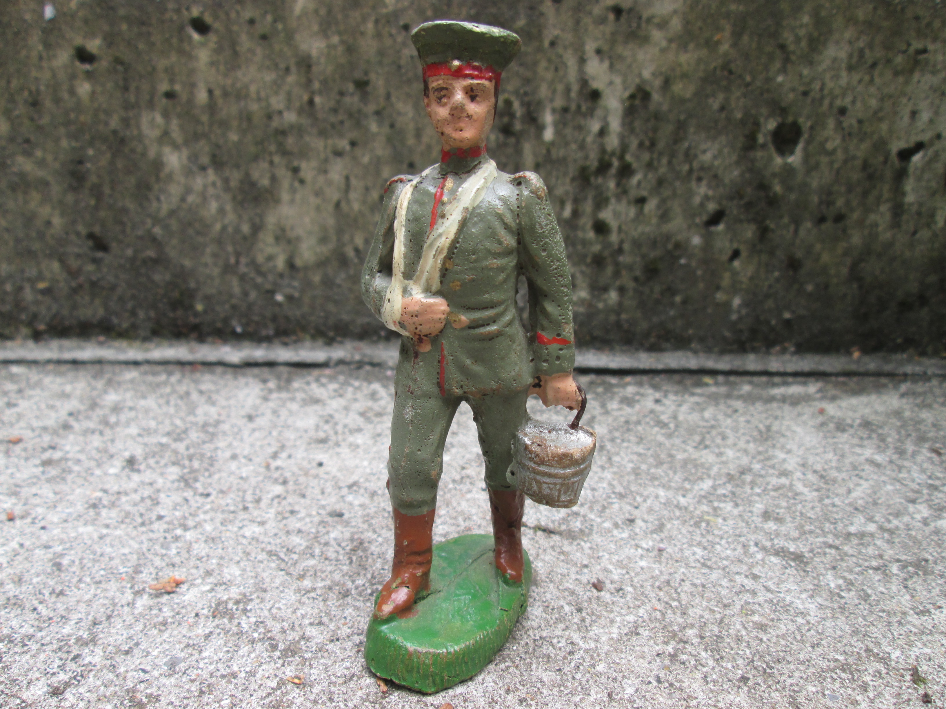ELASTOLIN German soldier wounded, with Kratzchen. Elastolin Duitse soldaat gewond zeldzaam stuk 10cm. oud model.