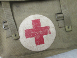 British field dressing pack with Red Cross marking. pach is nicely dated. Engelse webbing tas met Rode Kruis symbool, nette staat mooi gedateerd.