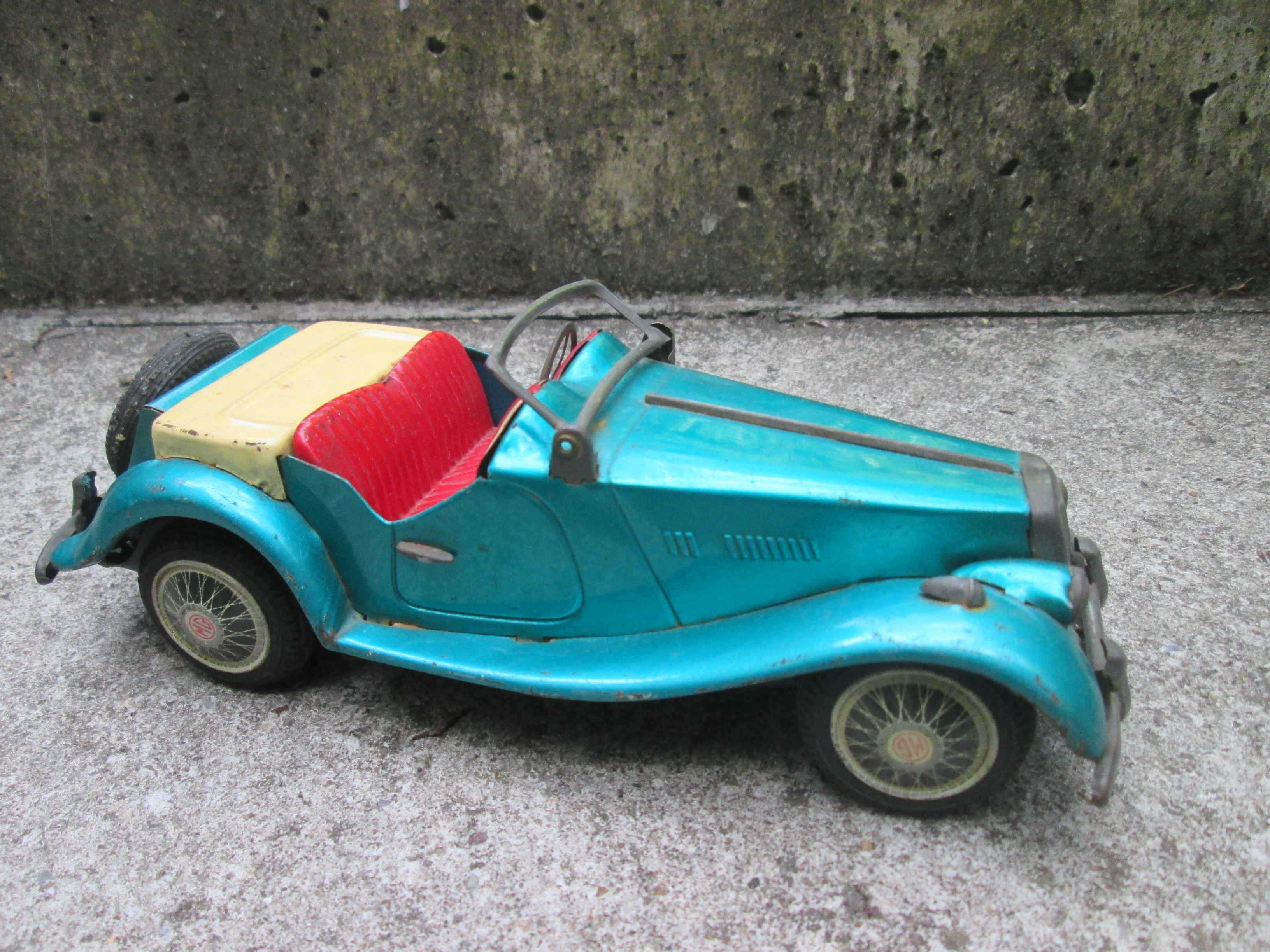 Blikken speelgoed auto werkend Made in Japan jaren 60, zeer grappig en leuk model.