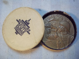 Dutch medal, Nederlandse penning met Nederlandse grenadier met bazuin, geen opschrift, in doosje van Koninklijke begeer Voorschoten, groot model 5 cm.