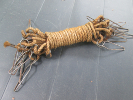 US Army guy line, tent rope. Amerikaans span koord voor legertent compleet met haken.
