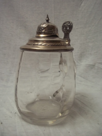 Duitse kristallen bierpul, met bewerking. voorzien van een deksel met daarop een pickelhaube in groot formaat 3 bij 5 cm. mooie zilvergloed. desel is gemerkt, bierpul is in een complete en originele staat TOP stuk.