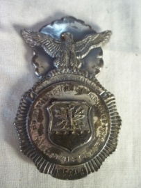 USAF police badge with number, pin is missing. Borstembleem USAF police met embleem zonder speld.