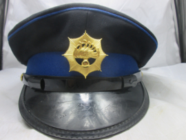 Dutch state police cap on water. Nederlandse Rijkspolitie pet, waterpolitie. met de typische goudkleurige emblemen. leuk oud model pet.