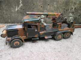 German Tippco Military truck with canon. working order. Duits blikken vrachtwagen camouflage met kanon, werkend zeer goede staat bijzonder stuk.