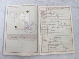 German Wehrpas. Duitse wehrpas, soldaat is gevallen, vocht bij de Maginotlinie. De Wehrpas is voor zijn korte tijd in dienst zeer netjes ingevuld met mooie stempels van artillerie regiment.