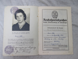 H.J.- Hitler- Jugend, BDM Bund Deutsche Mädel documents. H.J. - BDM sport oorkondes voor zwemmen, met het boekje voor het behalen van de DRL medaille brons, leuk lotje documenten, mooi gestempeld.