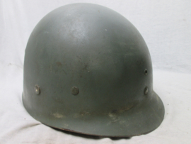 US M1 steel combat helmet fixed bails, with Westinghouse liner. Amerikaanse M1 helm met binnenhelm gedragen eerlijke helm geheel compleet.