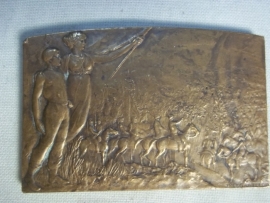 French bronze plaque, signed. Franse plaquette, gesigneerd, met militaire voorstelling en koloniale afbeeldingen.