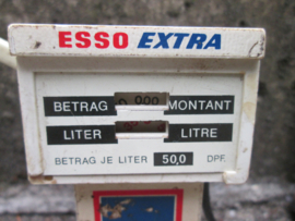 GAMA ESSO extra tankstation. Plastic benzinepomp met figuur. jaren 50/60.